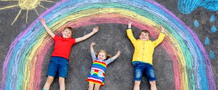 Kinder liegen glücklich auf dem Boden im Rahmen des Präventionsprojekt Familienzeit von Team E.S.S.